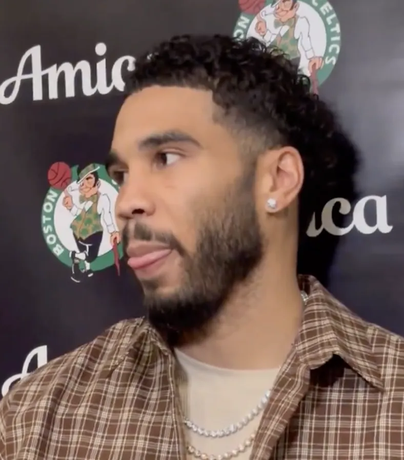 NBA常规赛凯尔特人113-102战胜黄蜂。

杰森-塔图姆表示自己目前还不会打