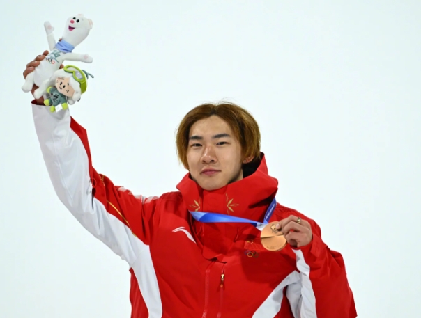 围绕苏翊鸣在米兰冬奥会单板滑雪大跳台决赛中获铜牌的裁判打分争议，核心焦点在于日本