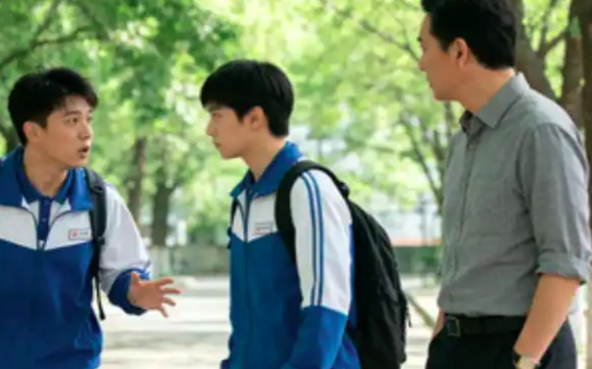 校庆我捐了750万，名字却写的别人，5分钟后，银行打来电话通知校长，学校的1.2亿贷款也被冻结了