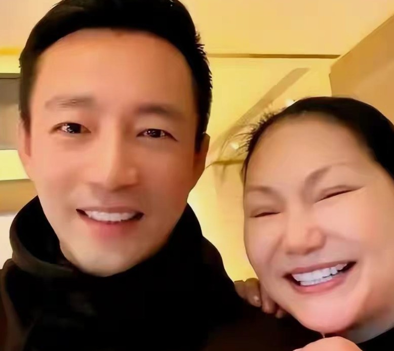 S妈称会盯着大S儿女的成长！
 
 
外婆盯着孩子成长，好，爱孩子就别光盯着，给