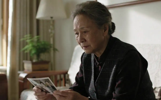 我坐月子时，婆婆一周能哭7次，老公心疼得红了眼，我瞬间想通：离了，你妈这林黛玉我伺候不了