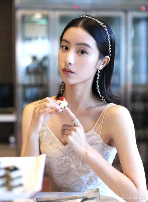 毛晓慧肯定不丑。戏里到底是妆造问题还是拍摄光线问题？ ​​​