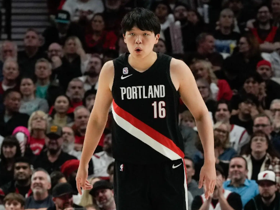 杨瀚森目前为止的团体融入很差

打到季后赛，别人上不去场的球员都在用最积极的肢体