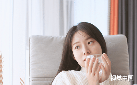 婆婆喜欢在别人苦难时晒自己的幸福，而我冷眼旁观，看着没有我挡灾的她被众人讨伐