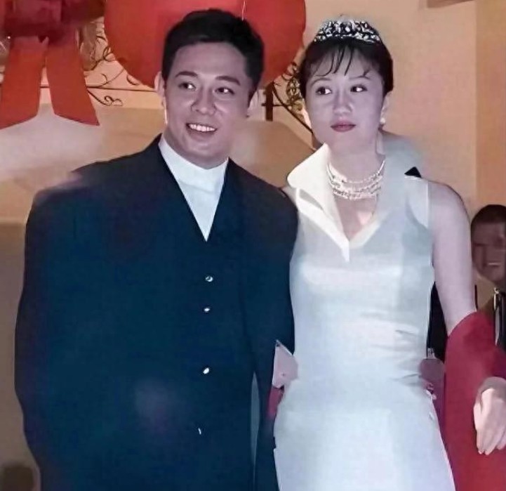 当年李连杰和利智结婚时一张照片，利智有种满脸不情愿的感觉。
 
山鸡配凤凰，肯定