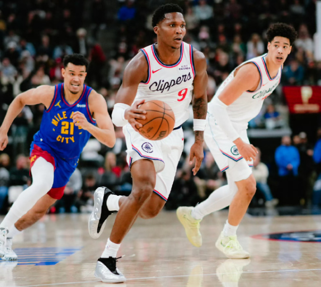 小卡一持球，面前就会站着两个人。这是哈登走后，快船进攻端的常态，几乎无解。所有人