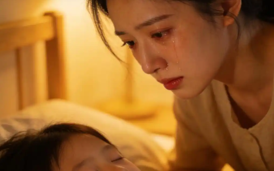 女儿晚上非要和我睡，老公只能去客房凑合，凌晨我口渴出来喝水，却听到他打电话：要不是7年前那件事