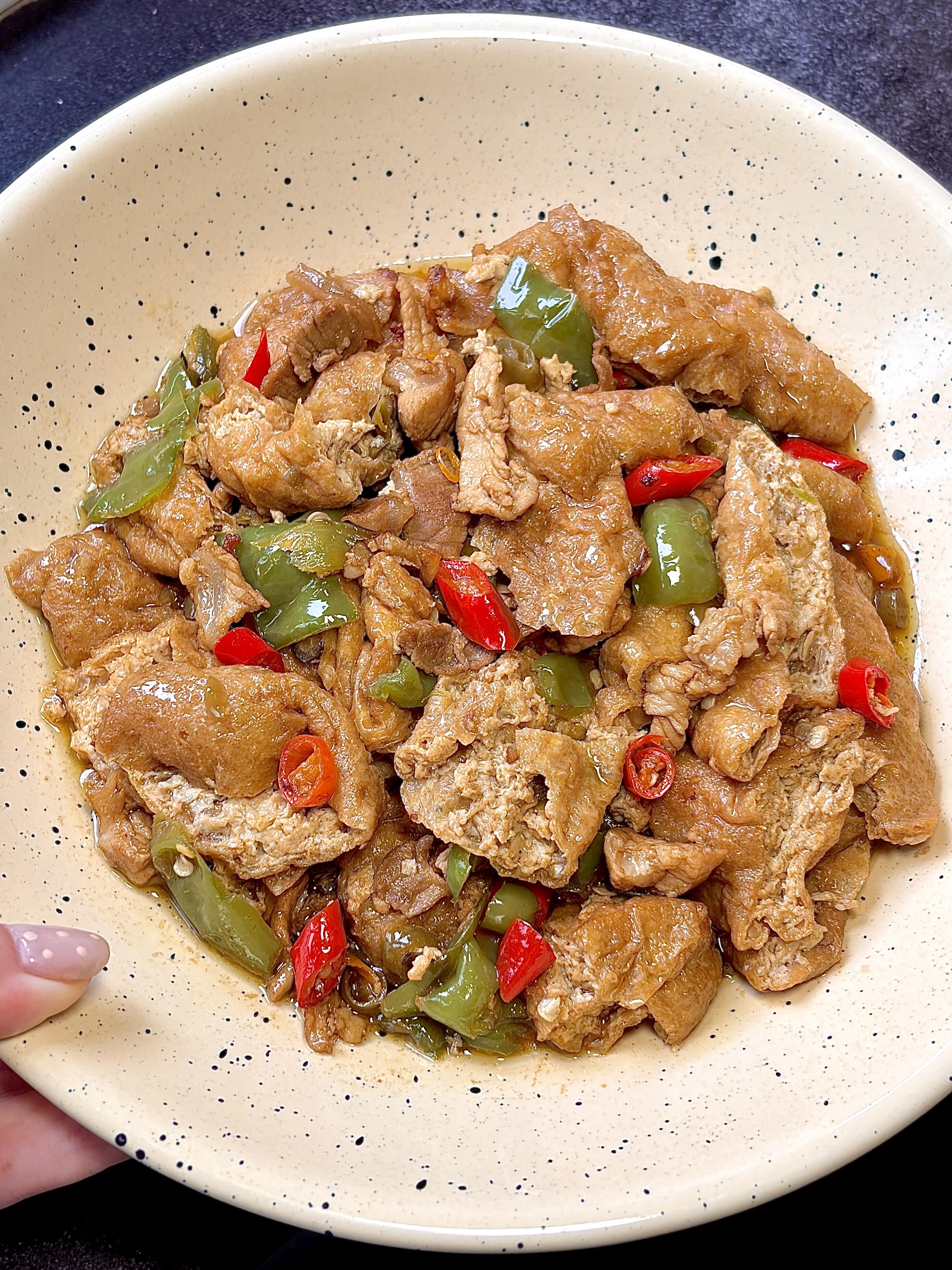 香辣油豆腐烧肉｜一口爆汁，下饭神器✨
软嫩的油豆腐吸饱了浓郁汤汁，裹着淡淡的辣椒