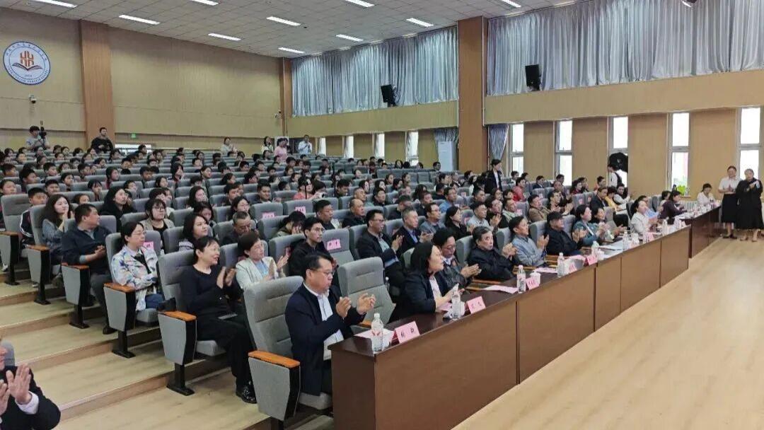 世纪金榜向济南市弘信学校捐赠爱心图书