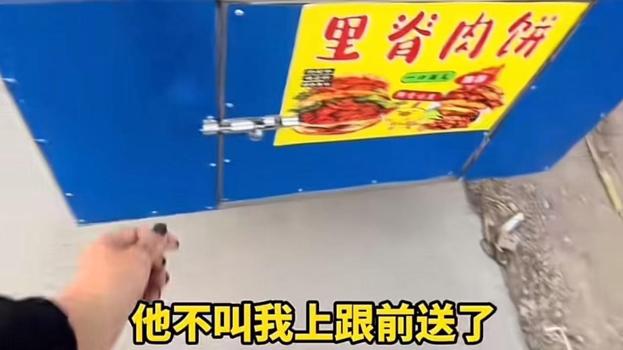 孩子嫌摆摊车丢人提前下车，妈妈心碎：子不嫌母丑呢？