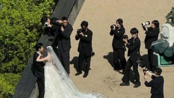 开窗偶遇知名男爱豆玉泽演婚礼现场，比韩媒报道更快！