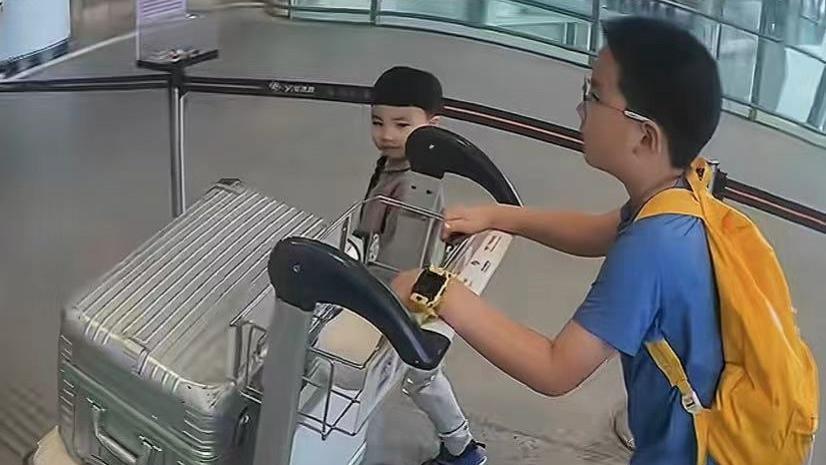 刷礼物有用吗，网传英达主动示好巴图，想让父子关系破冰