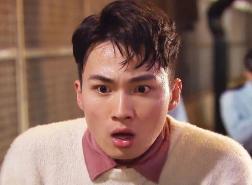 TVB周嘉洛终于摆脱废青安了
新剧《正义女神》里他换上西装、戴上金属框眼镜，演冷