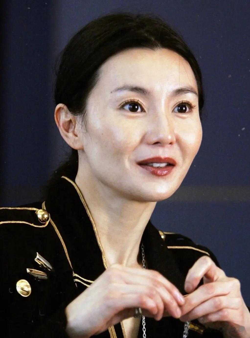 我喜欢张曼玉这几张照片，这时候她已经四十一岁了，皮肤还那么好，而且化了妆跟没化一