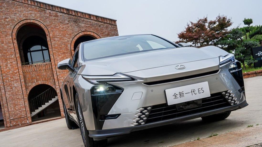 全新一代ES 300h留给你一处不被打扰的独处空间