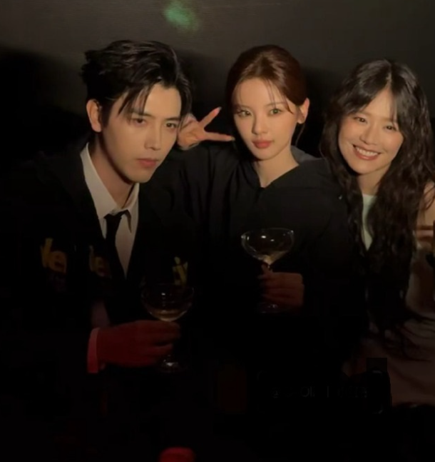 马思纯和杨超越还有陈飞宇一起亮相时装周
几位搭配的都很有潮流时尚感
马思纯穿了一