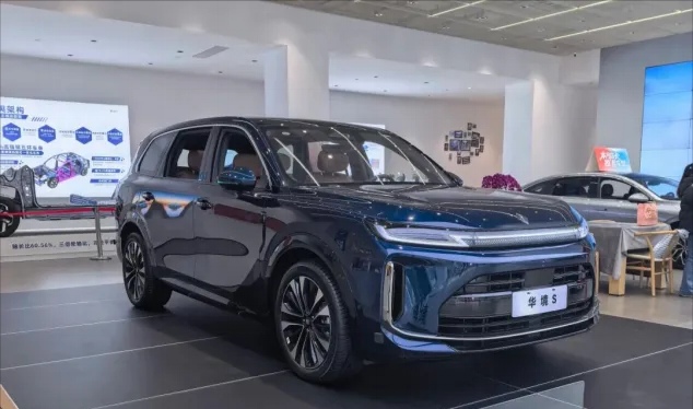 汽车市场的安全竞争，向来藏着不少“套路”。不少品牌总把高阶主动安全当作顶配专属，