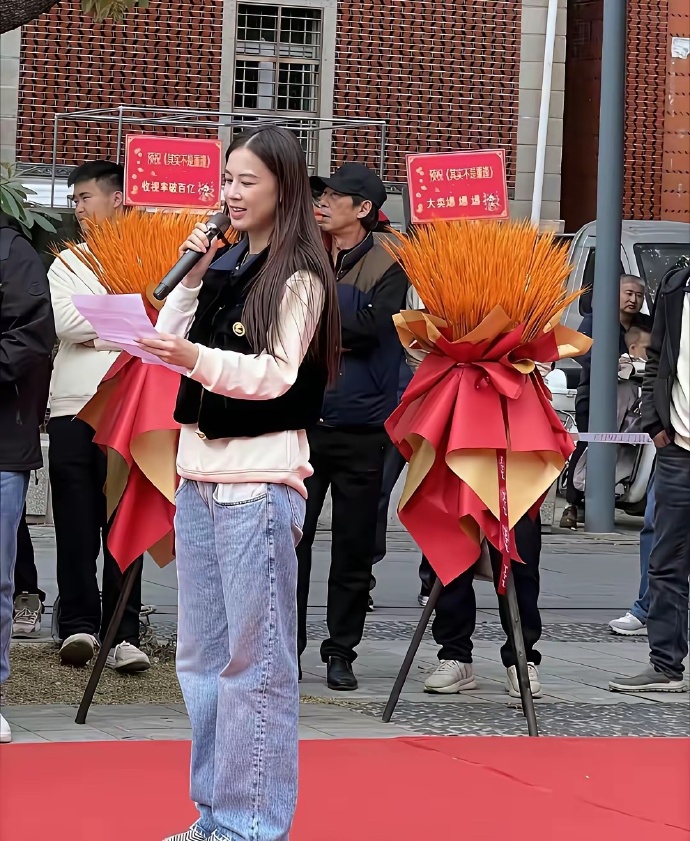 黄圣依这状态，虽然42岁了，看着就像刚毕业的大学生一样，一点都不显年纪。
​​感