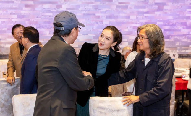 章子怡出席香港电影春茗晚宴活动
绿裙黑西装外套搭配高马尾，看起来很干练。搞事业的