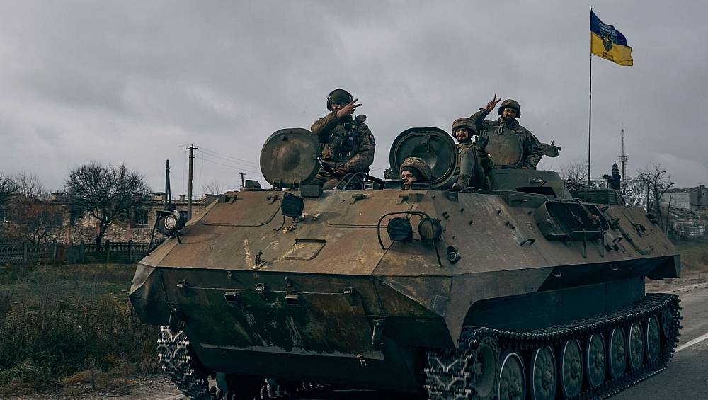 乌克兰士兵在驾驶一辆缴获的俄罗斯步兵战车时展示胜利手势。  