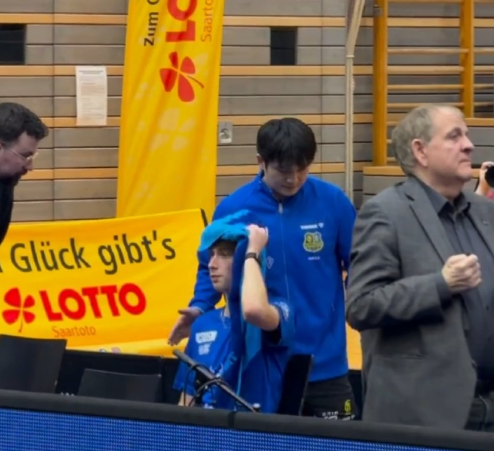 萨尔布吕肯2比3富尔达，樊振东拍了拍输掉的队友，特别温柔特别体贴特别暖心啊 