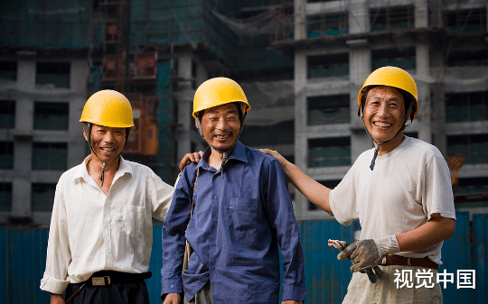 某工地民工发现外出买盒饭的大门被锁了，翻墙却被保安抓到暴打，内部食堂随即通知饭菜25一份，嫌贵就饿着