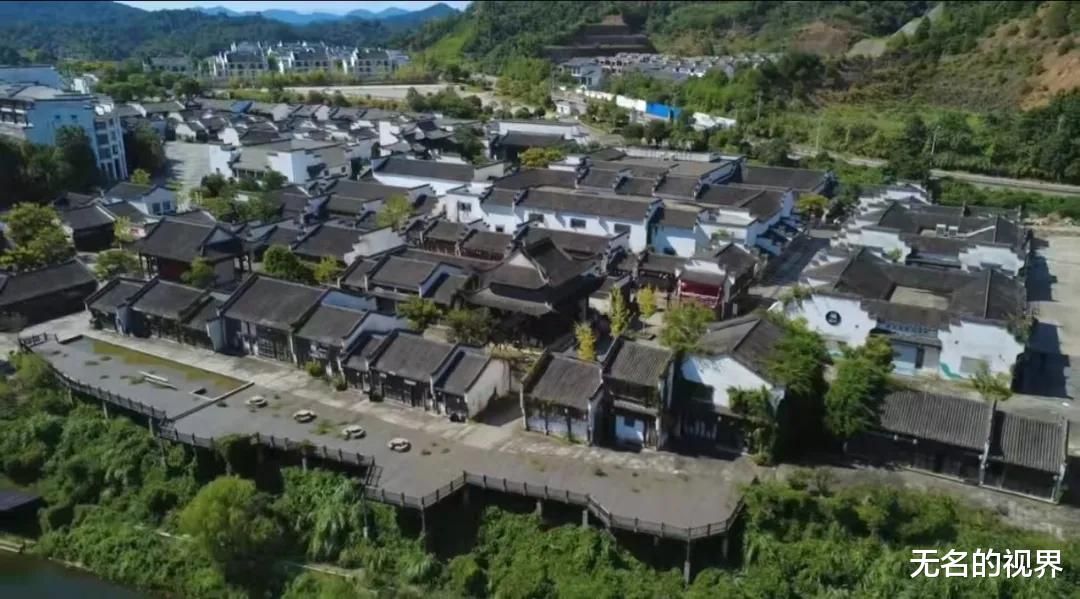 江西婺源新开发的梦里老家仿古小镇处于荒废状态，让人感到惋惜