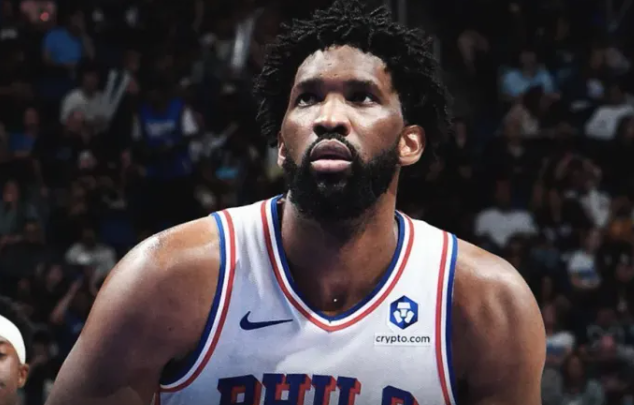 NBA季后赛后，76人球员乔尔-恩比德接受媒体采访，谈及自己在受伤情况下坚持比赛