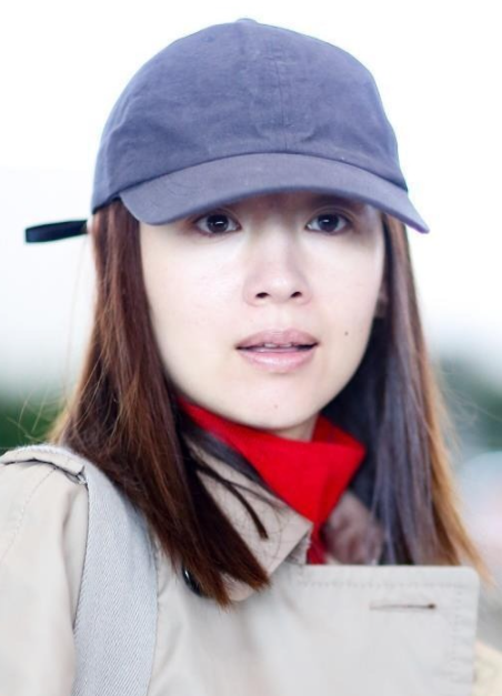 董洁穿卡其色风衣搭配红色的拼接毛衣再现青春玉女形象
这件卡其色风衣在腰间进行打栏