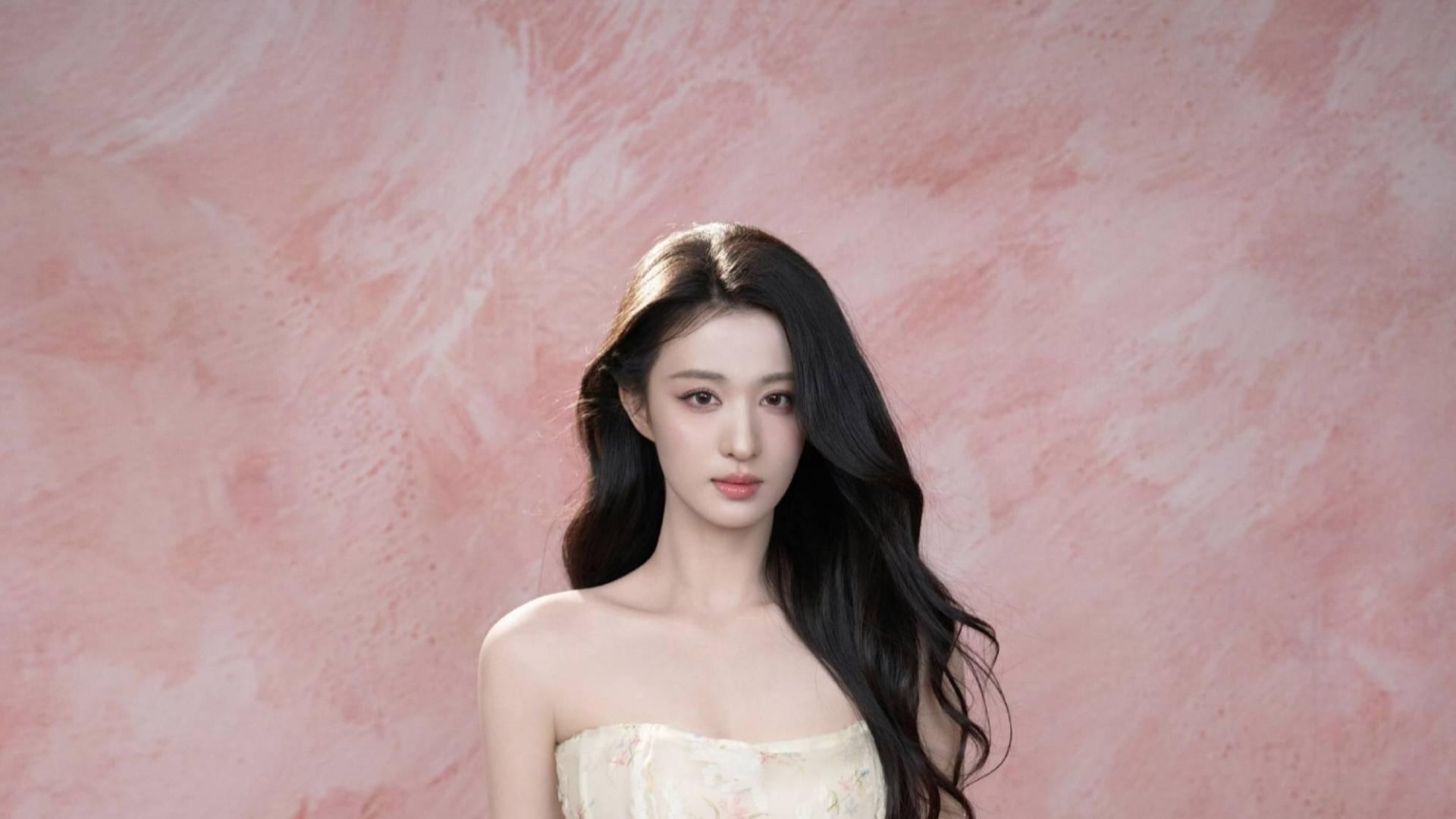 王楚然苏州活动美神降临！抹胸花裙配平底鞋，生图状态引热议