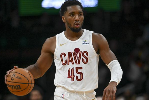 输球原因很简单，就是教练的轮换问题。
米切尔也不是没机会赢，教练盲目自大，主力轮