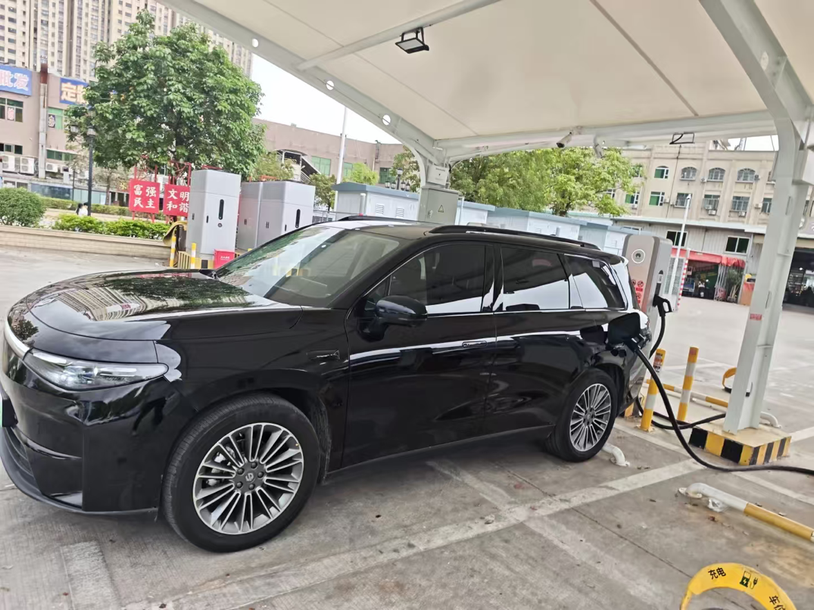 之前开的五座轿车，两个娃挤在后排，抢位置、抢水杯、抢充电线，一路吵到家。换了C1