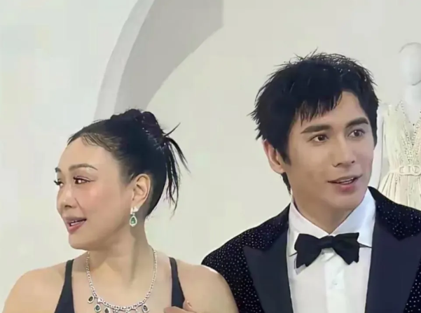 谁懂啊钟丽缇老了也这么有韵味
和小12岁老公同框，恩爱感藏都藏不住 
刷到钟丽缇