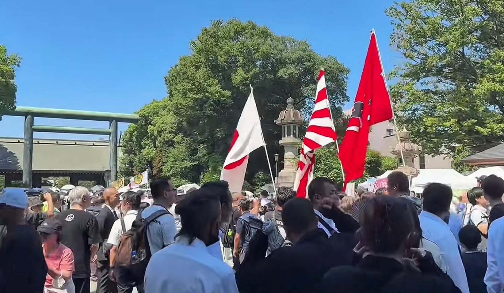 明明是侵略中国，日本人对他们下一代的教育却是“如果不侵略、日本就活不下去”。
明