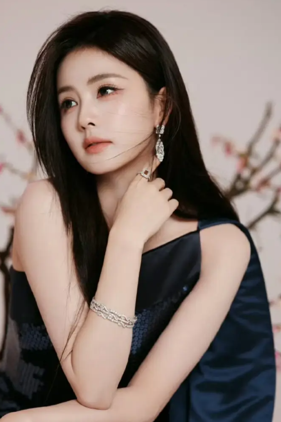 白鹿身穿高定惊艳亮相电视剧品质盛典 