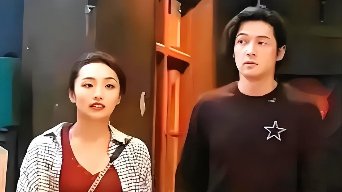 42岁胡歌晒与小12岁妻子合照，女方穿搭朴素却难掩好气质