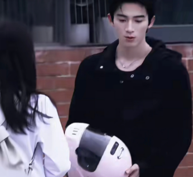 王星越《告白》周京泽机车路透，拽酷大帅比！！