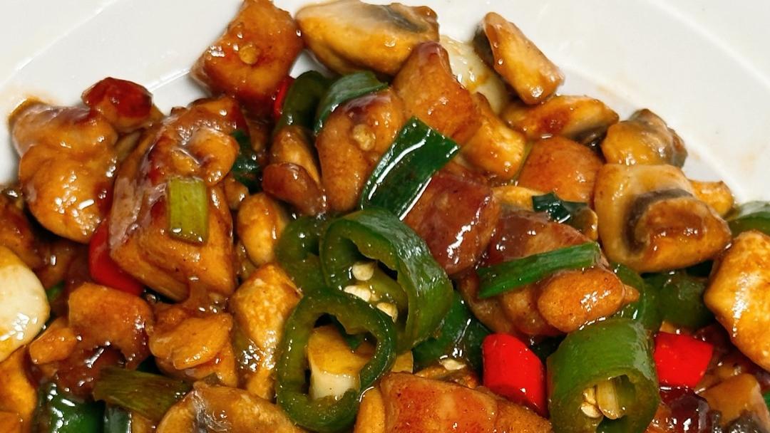 口蘑炒鸡肉：一抹抚慰人心的深夜烟火