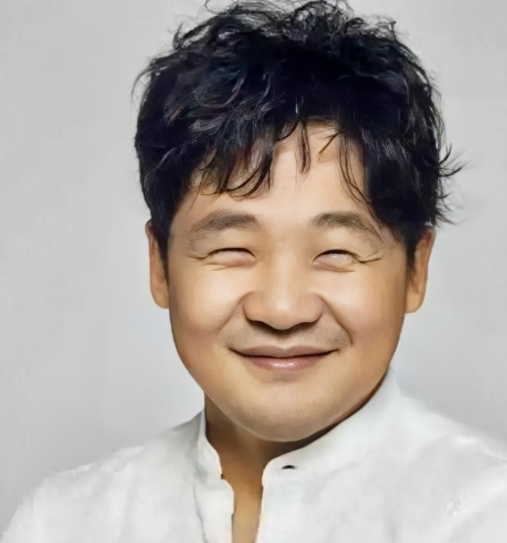 土生土长山东临沂人空政电视艺术中心演员
长得一副天然亲和力与喜感的外貌，自带一种