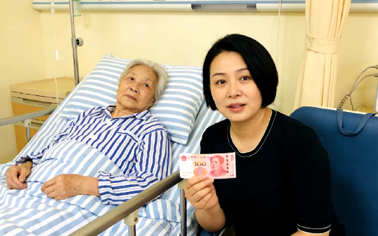 伺候瘫痪婆婆8年，每天端屎端尿从无怨言，婆婆临终说房子给我，她走后小姑子却拿出过户证明，让我滚出家门