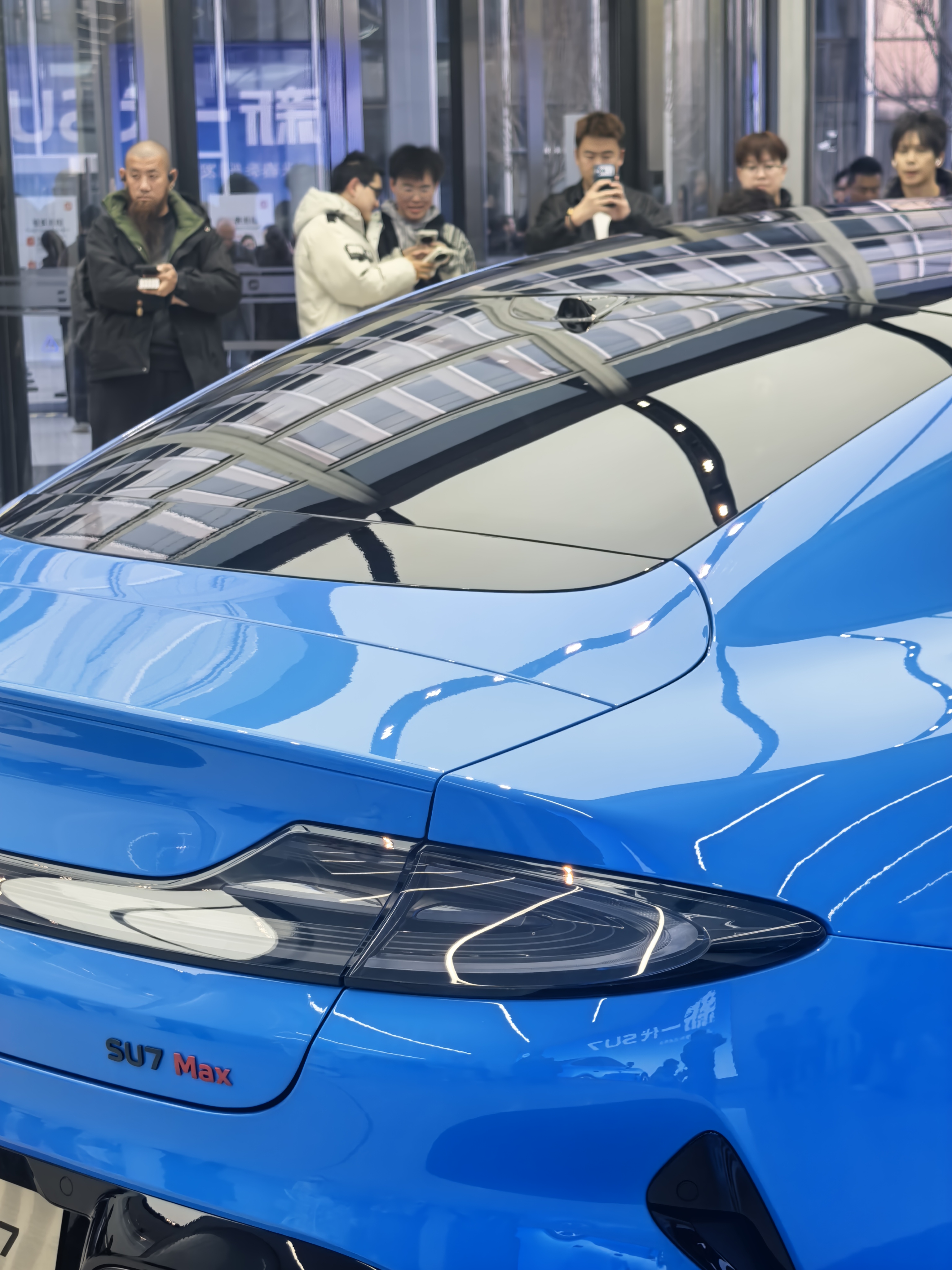 新一代小米SU7上市，满配辅助驾驶，续航最高可达902公里。另外，新一代小米SU