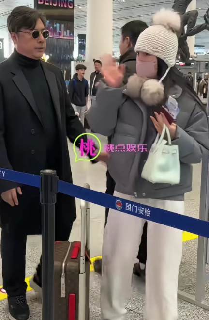 王诗龄最近和爸爸王岳伦一起现身机场，和以往不同，这次没有了妈妈李湘的陪伴，王诗龄