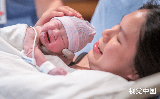 丧尽天良！妻子难产进ICU，男子却不管不顾忙着帮前女友的狗接生......