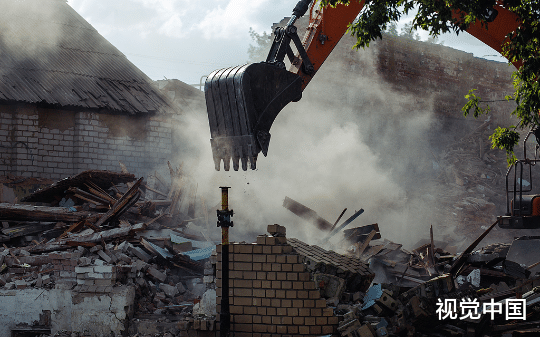 我是个管拆迁的小局长，为了不坑老百姓，得罪了有后台的开发商，他们用一段剪辑过的视频让我万劫不复