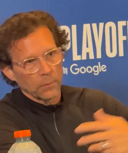 NBA季后赛东部首轮G4老鹰（2）98-114（2）不敌尼克斯。
赛后，老鹰主帅