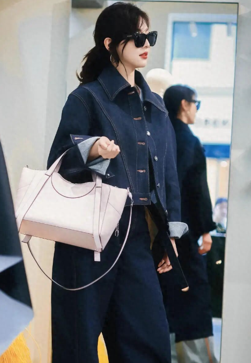 若楠在巴黎的一组探店照
真的又被美到了这套牛仔穿搭也太绝了