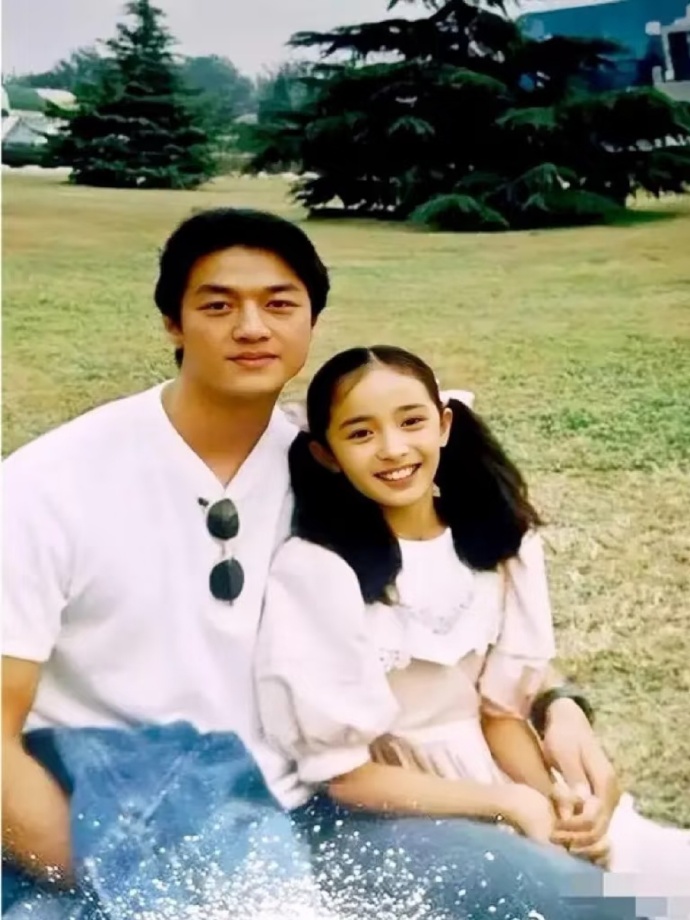 1997年李亚鹏杨幂旧照曝光！杨幂才十岁左右，李亚鹏正值当红，年轻时的他温润如玉