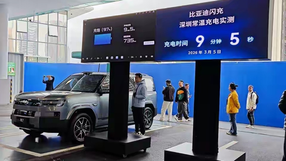 一场发布会，半个商业圈站台：比亚迪的“闪充生态”，对手怎么跟？