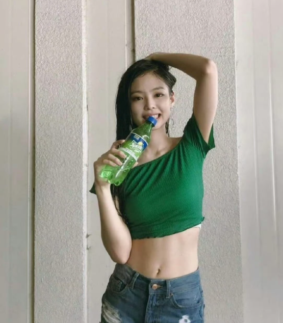 哇Jennie这组雪碧照真的绝了
当年看到第一眼就被惊艳到，Jennie那种清冷