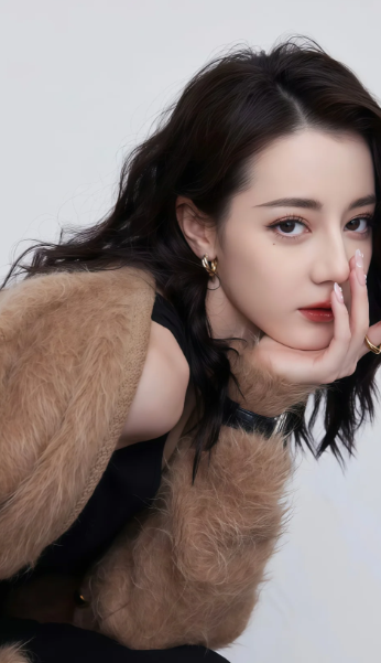 迪丽热巴是雕刻的玫瑰一直鲜艳夺目